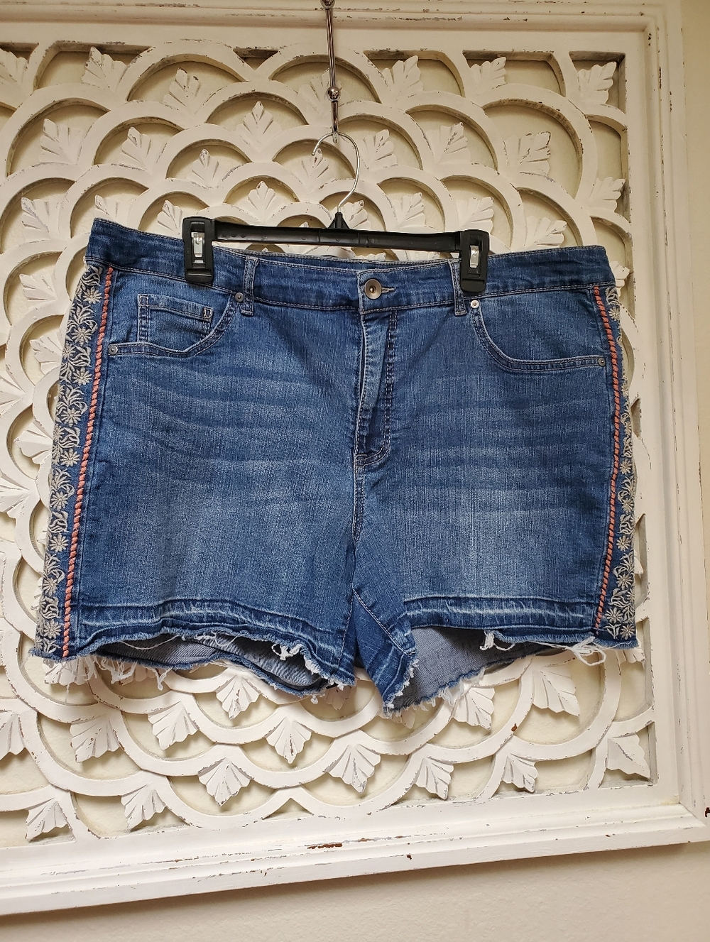 Terra & Sky Stretc Denim Cut Off Distressed Denim Shorts With Embroidered Sides